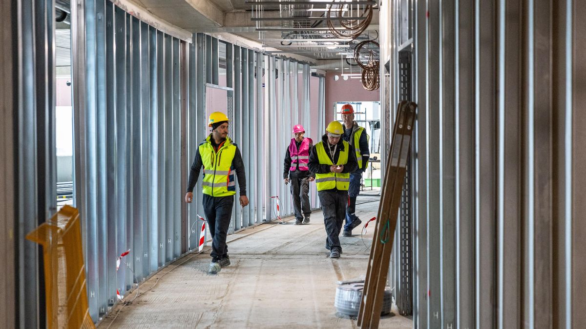 Průměrná mzda stouply o 7 procent, výrazně si polepšili stavaři